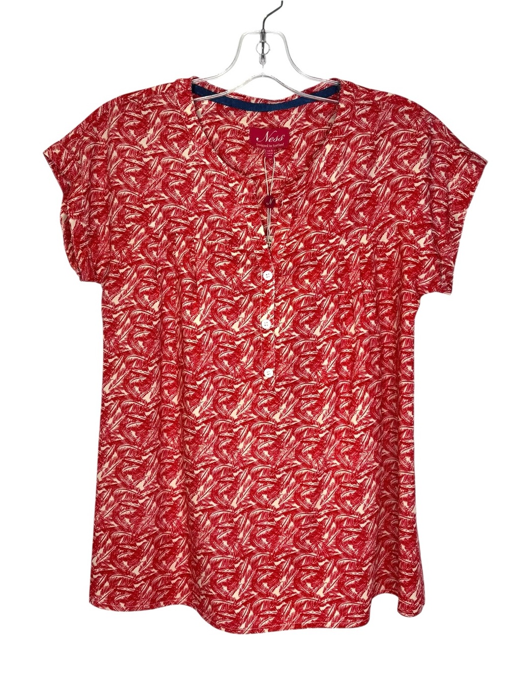 Nessa NWT designed in Scotland feather  leaf Printed soft Button Tee size 4